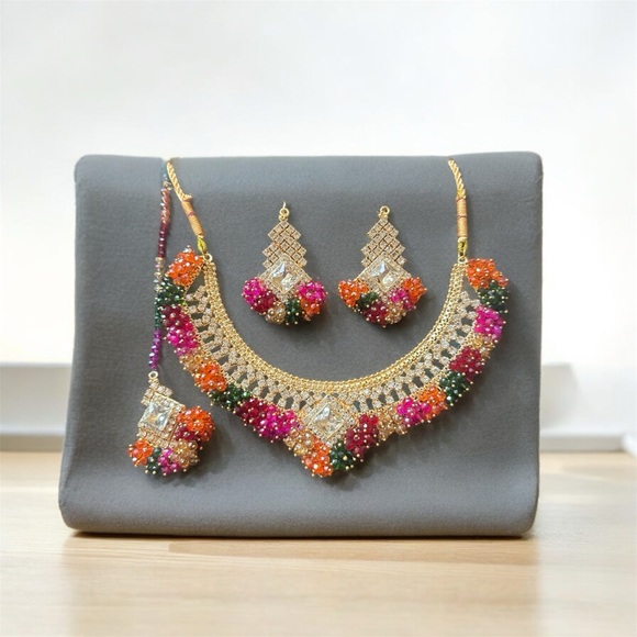 Traditional Pakistani necklace set featuring vibrant multicolored - Picture 1 of 1